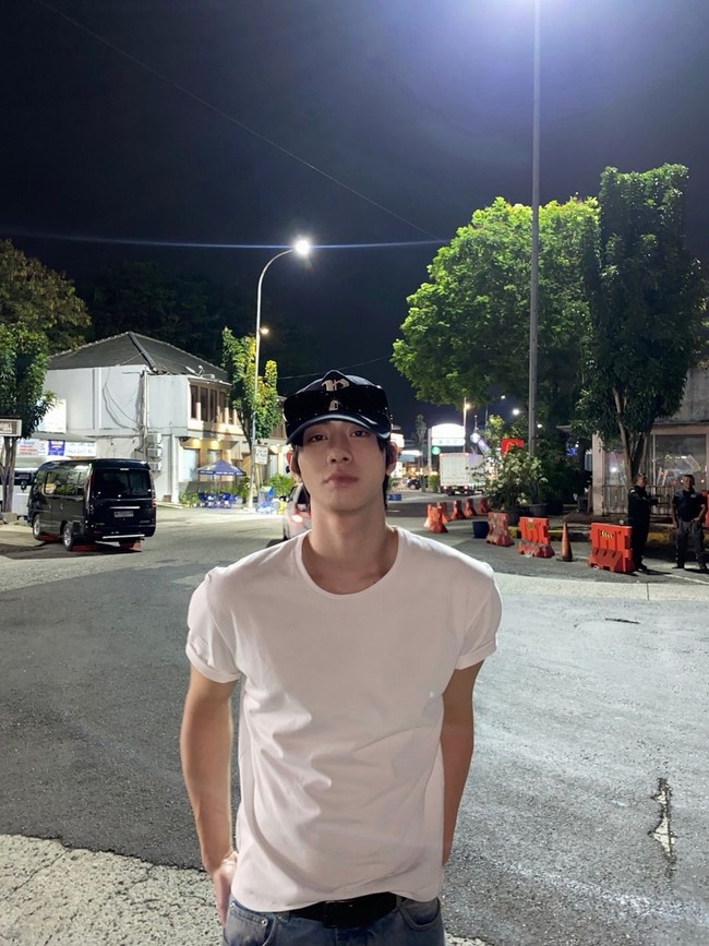Tampil kasual dalam balutan kaos putih dan celana jeans. Dilengkapi aksesori kacamata yang diletakkan di atas topi. Pesona Ahn Hyo Seop membuat fans ‘menggila’. Foto: dok. Instagram @imhyoseop