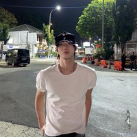 Tampil kasual dalam balutan kaos putih dan celana jeans. Dilengkapi aksesori kacamata yang diletakkan di atas topi. Pesona Ahn Hyo Seop membuat fans ‘menggila’. Foto: dok. Instagram @imhyoseop