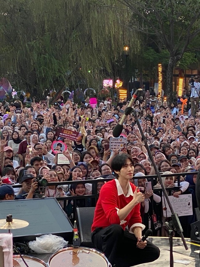 Kedatangan Ahn Hyo Seop ke Indonesia bertepatan dengan sebuah event di pusat perbelanjaan Bandung. Ia disambut kerumunan penggemar yang ingin melihat pesonanya dari jarak dekat. Foto: dok. Instagram @imhyoseop