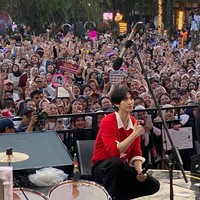 Kedatangan Ahn Hyo Seop ke Indonesia bertepatan dengan sebuah event di pusat perbelanjaan Bandung. Ia disambut kerumunan penggemar yang ingin melihat pesonanya dari jarak dekat. Foto: dok. Instagram @imhyoseop