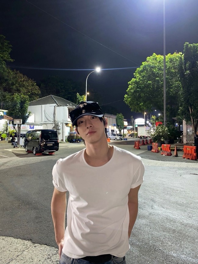Ahn Hyo Seop sukses menghebohkan netizen dan penggemar Indonesia. Bintang drama Korea Business Proposal itu membagikan fotonya berpose di rest area Cipularang. Foto: dok. Instagram @imhyoseop