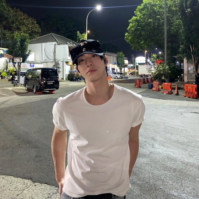 Gaya Casual Ahn Hyo Seop di Rest Area Cipularang, Ganteng Pakai Kaos Polos
