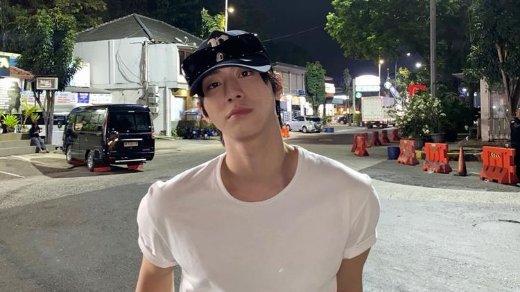 Gaya Casual Ahn Hyo Seop di Rest Area Cipularang, Ganteng Pakai Kaos Polos