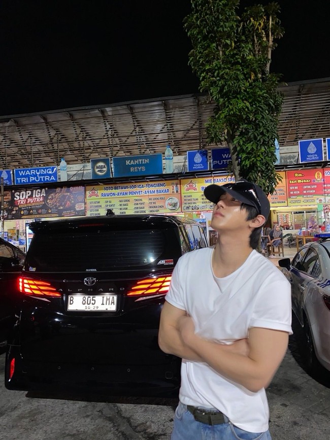 Netizen Indonesia masih tak menyangka akan melihat aktor Korea bergaya melokal di rest area, berlatar warung makanan yang menjual soto betawi, rawon, hingga tongseng. Disebut vibes mudik versi aesthetic. Foto: dok. Instagram @imhyoseop