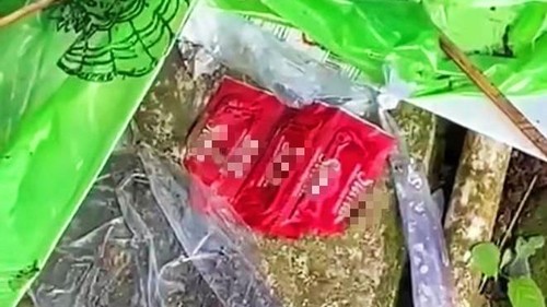 Alat kontrasepsi berserakan di area lapak dan sekitar Lapangan Werdi Yowana, Desa Rendang, Karangasem, Bali. (Foto: Dok. Istimewa)