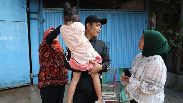 Anak 5 tahun yang sempat disebut dibawa kabur ayah kandung diajak ngemis saat diklarifikasi DP3A Pemkot Surabaya.