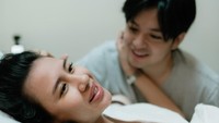 Senyum Shenina dalam wajah lelahnya melihat putra pertamanya lahir. Foto: Instagram @sheninacinnamon @angga