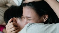 Pasangan yang menikah pada 10 Februari 2025 itu menangis ketika putra pertama mereka lahir. Angga memeluk Shenina yang menangis haru. Foto: Instagram @sheninacinnamon @angga