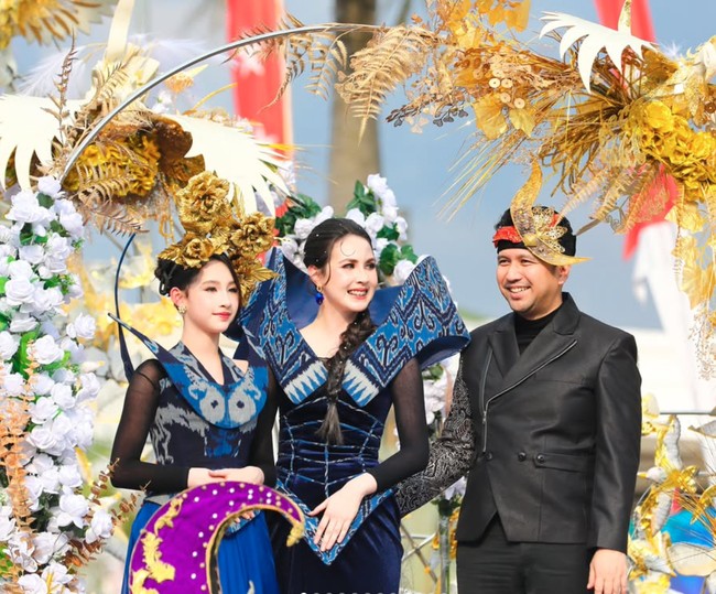 Arumi Bachsin turut menghadiri acara Jember Fashion Carnaval 2026 bersama suami, Emil Dardak, serta putri mereka, Lakeisha. Penampilan ketiganya langsung curi atensi, terutama Arumi dan Lakeisha. Foto: Instagram/@arumibachsin_94