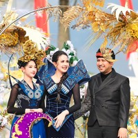Arumi Bachsin turut menghadiri acara Jember Fashion Carnaval 2026 bersama suami, Emil Dardak, serta putri mereka, Lakeisha. Penampilan ketiganya langsung curi atensi, terutama Arumi dan Lakeisha. Foto: Instagram/@arumibachsin_94