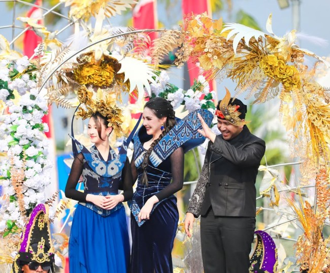 Kompak, pasangan ibu dan anak itu kenakan gaun dengan nuansa hitam dan biru. Sama-sama cantik, pesona keduanya bak princess. Foto: Instagram/@arumibachsin_94