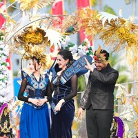 Kompak, pasangan ibu dan anak itu kenakan gaun dengan nuansa hitam dan biru. Sama-sama cantik, pesona keduanya bak princess. Foto: Instagram/@arumibachsin_94
