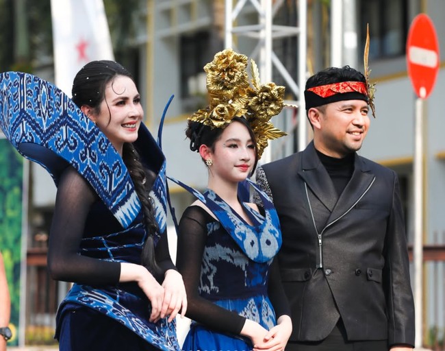 Arumi memilih gaun panjang berbahan beludru (velvet) berwarna biru tua yang memberi kesan elegan. Bagian atas gaun memiliki detail panel motif tenun bernuansa biru, hitam, dan putih yang menyerupai motif ikat tradisional. Bagian lengannya menggunakan kain transparan hitam (sheer). Foto: Instagram/@arumibachsin_94