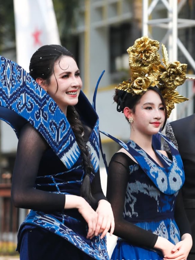 Potret Arumi Bachsin di JFC 2026, Kompak Tampil Bak Princess Dengan Putrinya