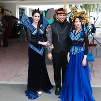 Sementara Lakeisha mengenakan gaun panjang berwarna biru elektrik dengan rok flowy yang jatuh ringan hingga lantai. Bagian atas busana dihiasi panel bermotif tenun biru, hitam, dan putih yang senada dengan sang mama. Penampilannya semakin mencuri perhatian berkat hiasan kepala berukuran besar berwarna emas berbentuk rangkaian bunga dan daun. Foto: Instagram/@arumibachsin_94