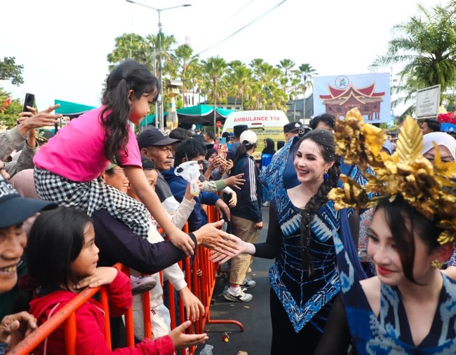 Bak karakter Elsa dalam film Frozen, Arumi tampak mengepang rambut hitam panjangnya. Rambutnya itu juga tampak dihiasi dengan taburan pearl yang membuat penampilannya makin memukau. Foto: Instagram/@arumibachsin_94