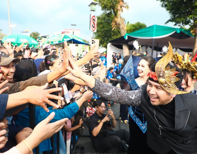 Arumi bersama suami dan putrinya juga terlihat ikut menyapa orang-orang yang hadir di sana.  Foto: Instagram/@arumibachsin_94