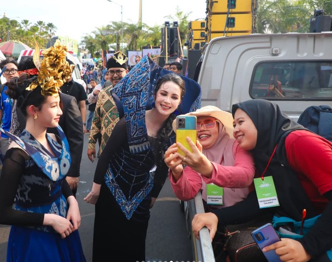 Berparas cantik bak pinang dibelah dua, pesona Arumi dan Lakeisha bikin terpana. Tak sedikit yang memuji kecantikan ibu dan anak itu. Foto: Instagram/@arumibachsin_94