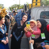 Berparas cantik bak pinang dibelah dua, pesona Arumi dan Lakeisha bikin terpana. Tak sedikit yang memuji kecantikan ibu dan anak itu. Foto: Instagram/@arumibachsin_94