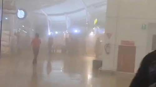 Tangkapan layar kepulan asap memenuhi area Terminal Internasional Bandara I Gusti Ngurah Rai Bali, Kamis (30/7/2026) malam. (Dok. Istimewa)