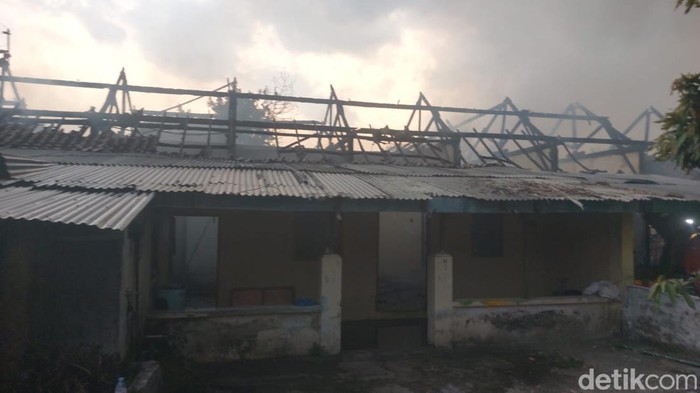 Asrama polisi di Panularan, Solo terbakar, Jumat (31/7/2026).