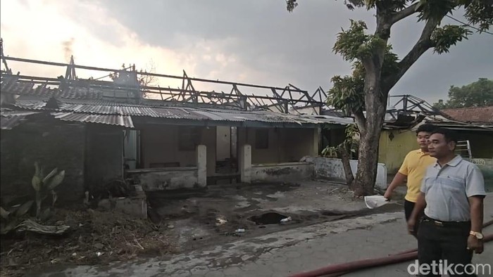 Asrama polisi di Panularan, Solo terbakar, Jumat (31/7/2026).