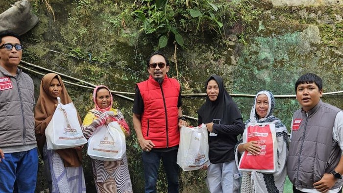 Relawan pendukung dari juru bicara (jubir) Partai Gerindra, Bahtra, membagikan sembako kepada sejumlah warga yang kurang mampu. Pembagian sembako dilakukan di Kendari, Sulawesi Tenggara (Sultra).