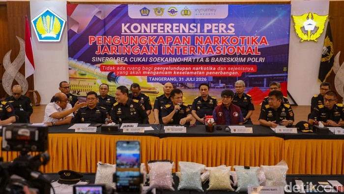 Bea Cukai dan Bareskrim Bongkar Modus Kopilot Asing Bawa Ekstasi Bea Cukai Soekarno-Hatta berbareng Bareskrim Polri sukses membongkar tindakan penyelundupan narkotika nan melibatkan seorang kopilot maskapai asing. Petugas mengamankan puluhan ribu butir ekstasi nan dibawa masuk melalui Bandara Internasional Soekarno-Hatta.