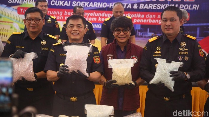 Bea Cukai dan Bareskrim Bongkar Modus Kopilot Asing Bawa Ekstasi Bea Cukai Soekarno-Hatta berbareng Bareskrim Polri sukses membongkar tindakan penyelundupan narkotika nan melibatkan seorang kopilot maskapai asing. Petugas mengamankan puluhan ribu butir ekstasi nan dibawa masuk melalui Bandara Internasional Soekarno-Hatta.
