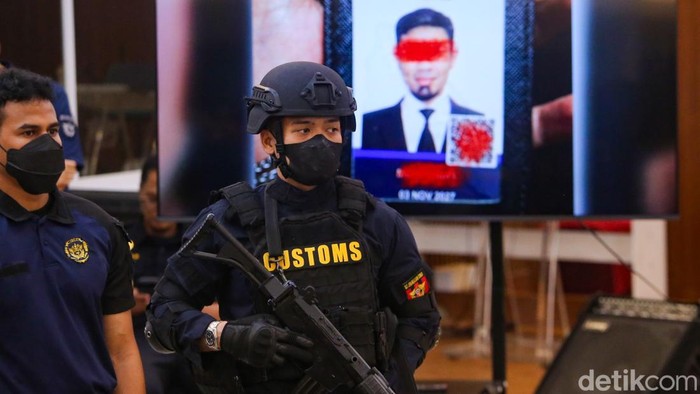 Bea Cukai dan Bareskrim Bongkar Modus Kopilot Asing Bawa Ekstasi Bea Cukai Soekarno-Hatta berbareng Bareskrim Polri sukses membongkar tindakan penyelundupan narkotika nan melibatkan seorang kopilot maskapai asing. Petugas mengamankan puluhan ribu butir ekstasi nan dibawa masuk melalui Bandara Internasional Soekarno-Hatta.