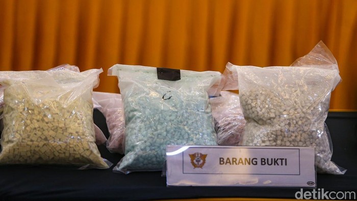 Bea Cukai dan Bareskrim Bongkar Modus Kopilot Asing Bawa Ekstasi Bea Cukai Soekarno-Hatta berbareng Bareskrim Polri sukses membongkar tindakan penyelundupan narkotika nan melibatkan seorang kopilot maskapai asing. Petugas mengamankan puluhan ribu butir ekstasi nan dibawa masuk melalui Bandara Internasional Soekarno-Hatta.