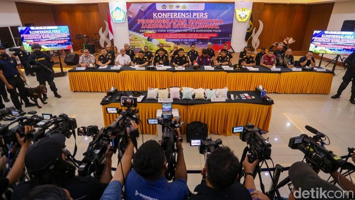 Bea Cukai Soekarno-Hatta berbareng Bareskrim Polri sukses membongkar tindakan penyelundupan narkotika nan melibatkan seorang kopilot maskapai asing. Petugas mengamankan puluhan ribu butir ekstasi nan dibawa masuk melalui Bandara Internasional Soekarno-Hatta.