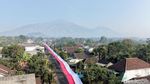 Gotong Royong Warga Malang Bentangkan Merah Putih 600 Meter