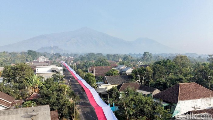 Bendera Merah Putih 600 meter membentang di Lawang
