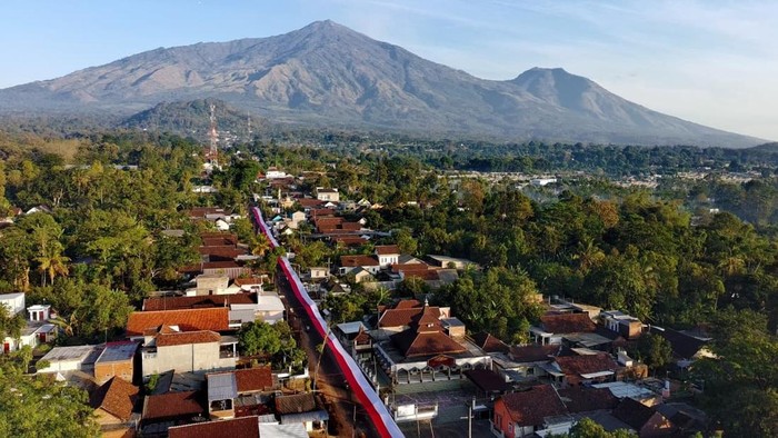 Bendera Merah Putih 600 meter membentang di Lawang, Malang