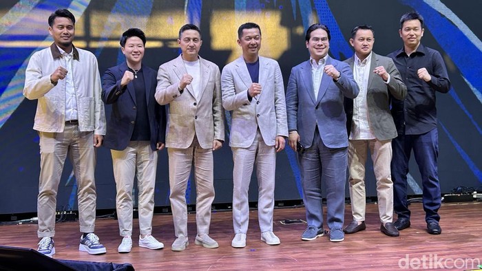 Legenda hidup bulutangkis Taufik Hidayat kembali membuat laga amal bersama rekan-rekan sesama eks peraih medali emas Olimpiade. Dari mulai Hendra Setiawan hingga legenda asal China Lin Dan.