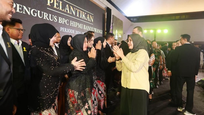 Bupati Ipuk saat menghadiri pelantikan pengurus HIPMI Banyuwangi