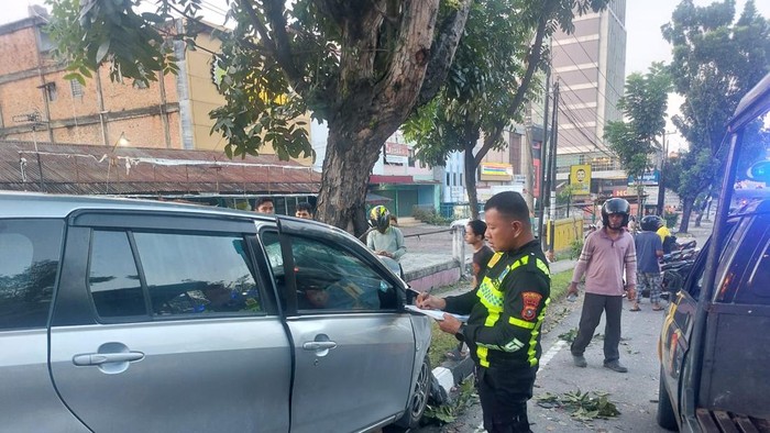Calya tabrak pohon di Pekanbaru (Dok Satlantas Polresta Pekanbaru