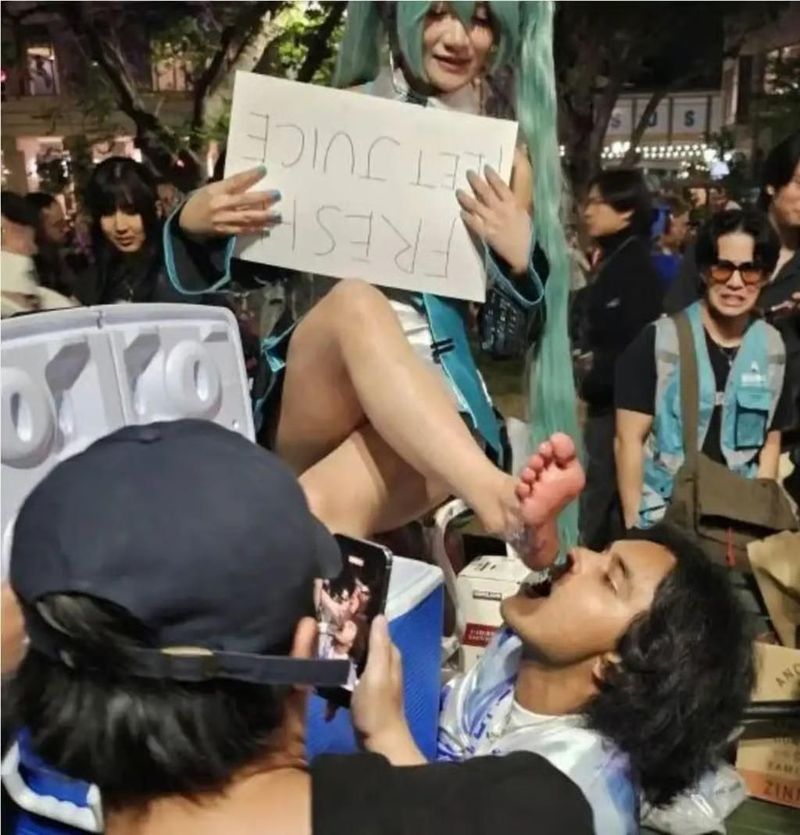 Cosplayer Jual Air Lemon Hasil Rendaman Kaki seharga Rp 133 Ribu