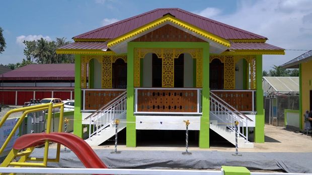 CT Arsa Foundation bersama AIRNAV Indonesia meresmikan rumah inspirasi di Desa Kebun Rantau, Kecamatan Rantau, Kabupaten Aceh Tamiang. Turut hadir antara lain Ketua Yayasan CT Arsa Foundation Anita Ratnasari Tanjung. (Dok CT Arsa Foundation)