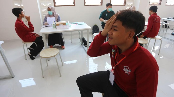 Sejumlah siswa mendengarkan penjelasan dari wali asuh sebelum menjalani pemeriksaan kesehatan di Sekolah Rakyat Menengah Pertama (SRMP) 8 Cimahi, Jawa Barat, Jumat (31/7/2026). Sebanyak 93 siswa kelas delapan SRMP 8 Cimahi menjalani pemeriksaan kesehatan pada hari pertama kembali ke asrama sebagai upaya skrining awal untuk mencegah penyakit menular serta memastikan kesehatan siswa sebelum memulai pembelajaran dan kegiatan akademis lainnya. ANTARA FOTO