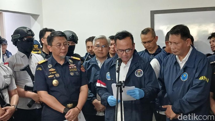 Deputi Bidang Pemberantasan BNN RI, Irjen Aswin Sipayung dan kepala Bea Cukai Batam memberikan keterangan di lokasi penggerabekan.