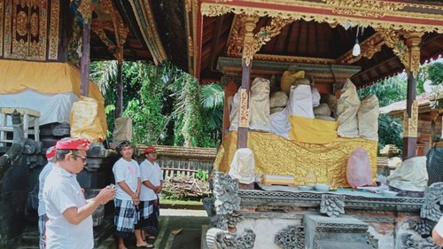 Dinas Kebudayaan Tabanan saat mengumpulkan data penelitian di Pucak Geni, Desa Cau Belayu, Kecamatan Marga.