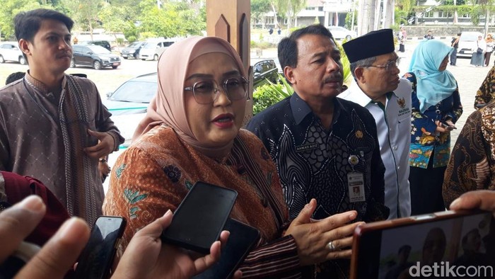 Dirjen Pembinaan Hubungan Industrial dan Jaminan Sosial Tenaga Kerja, Kemenaker, Indah Anggoro Putri, dan Kadisnaker dan Trasmigrasi Jateng, Ahmad Aziz.