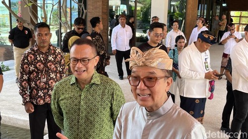 Rizal Edwin Manansang (kiri) dan Tantowi Yahya di Pulau Serangan, Jumat (31/7/2026).
