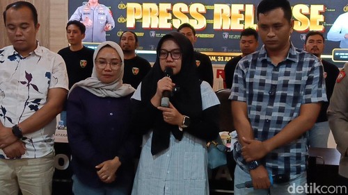 Eny Widyawati (jilbab hitam), ibu korban pembunuhan menangis saat dihadirkan dalam konferensi pers di Gedung Wira Pratama, Jumat (31/7/2026).
