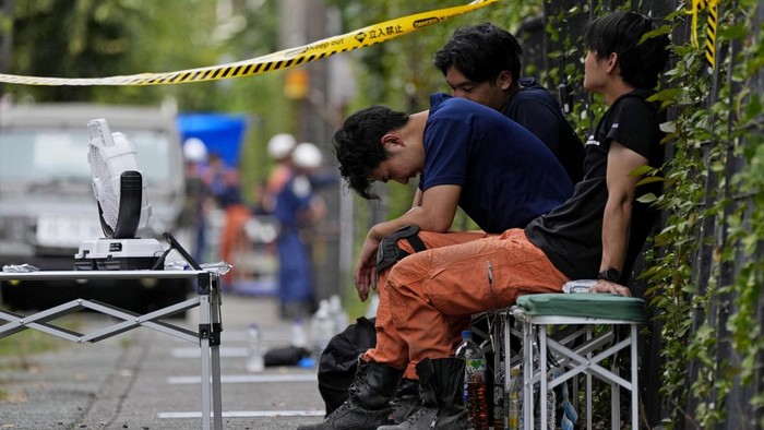 Gempa bumi berkekuatan magnitudo 7,1 mengguncang wilayah selatan Prefektur Kumamoto, Jepang, pada Jumat (31/7/2026). Guncangan kuat tersebut meninggalkan kerusakan di sejumlah kawasan, termasuk rumah warga yang roboh hingga menutup sebagian ruas jalan. REUTERS