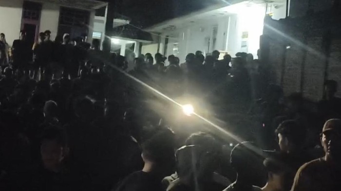 Warga saat mengamankan sejumlah wanita dan pria  dari sebuah rumah kos di Sidimpuan, Sumut.