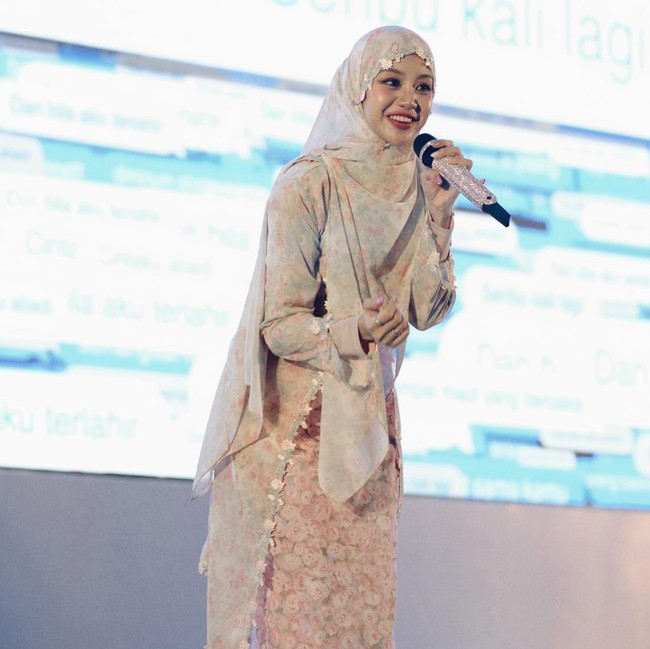 Ghea Indrawari Anggun Berhijab Saat Manggung di Jambi