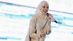 Ghea Indrawari Anggun Berhijab Saat Manggung di Jambi